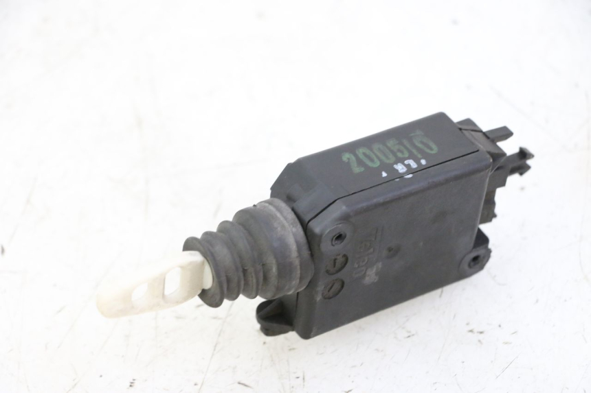 photo de TRUNK OPENING MOTOR PEUGEOT SATELIS 125 (2006 - 2009) - Zoom on usage condition