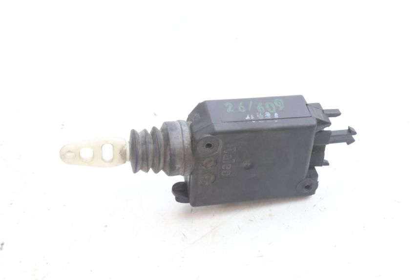 photo de TRUNK OPENING MOTOR PEUGEOT SATELIS 125 (2006 - 2009) - Component detail