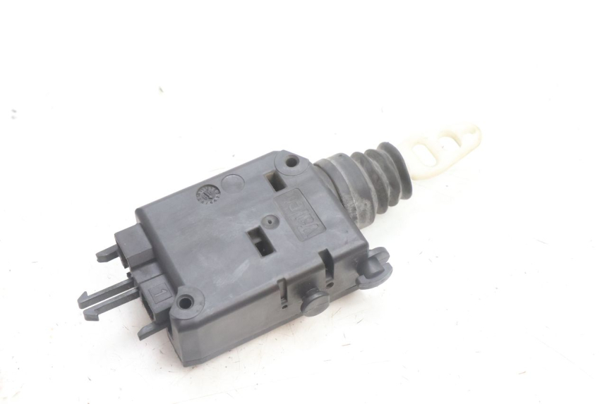 photo de TRUNK OPENING MOTOR PEUGEOT SATELIS 125 (2006 - 2009) - Zoom on usage condition