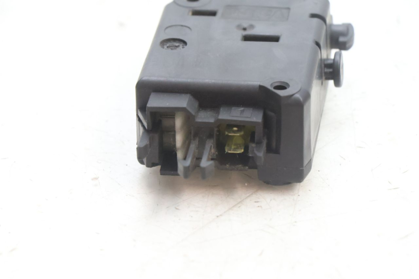 photo de TRUNK OPENING MOTOR PEUGEOT SATELIS 125 (2006 - 2009) - Alternative perspective