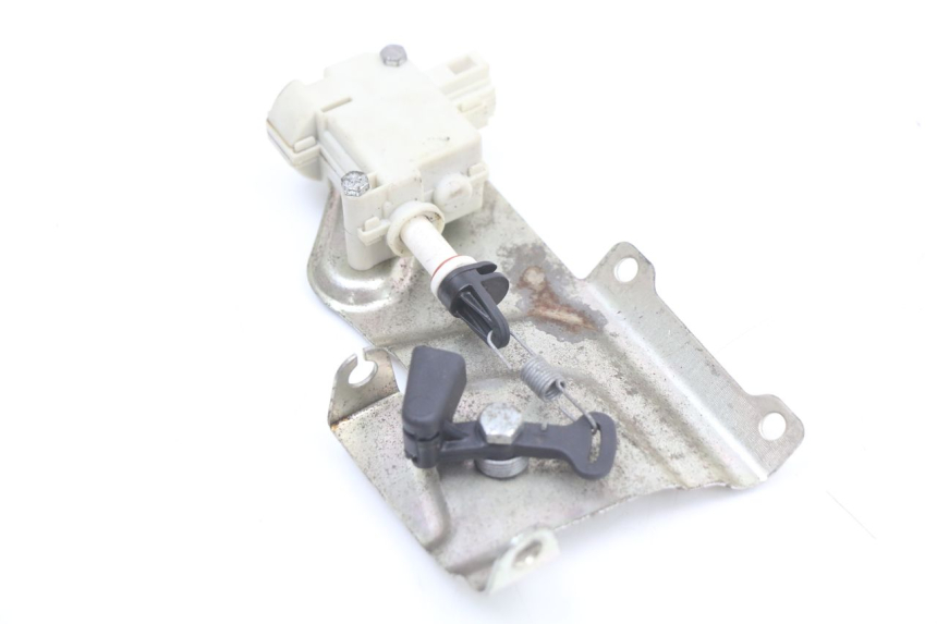 photo de TRUNK OPENING MOTOR PIAGGIO X10 125 (2012 - 2017) - Technical close-up