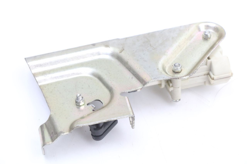 photo de TRUNK OPENING MOTOR PIAGGIO X10 125 (2012 - 2017) - Fixing points details