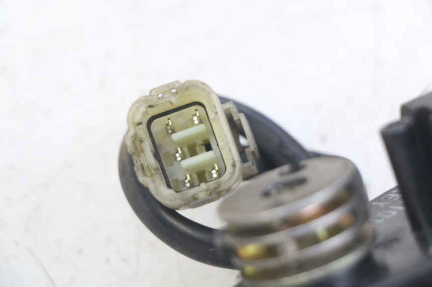 photo de ENGINE EXHAUST VALVE HONDA FES PANTHEON 2T 125 (1998 - 2002) - Technical close-up