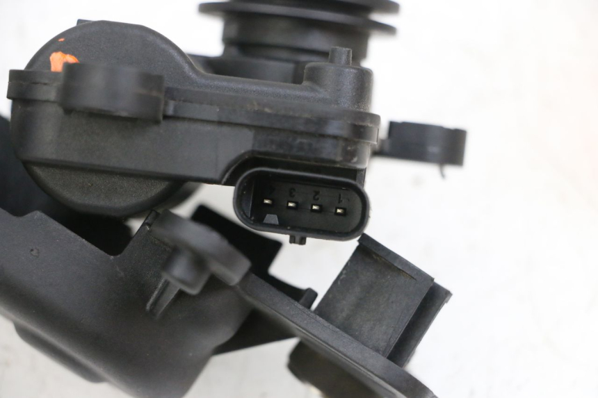 photo de EXHAUST VALVE ENGINE BMW R GS 1250 (2021 - 2024) - Alternative perspective