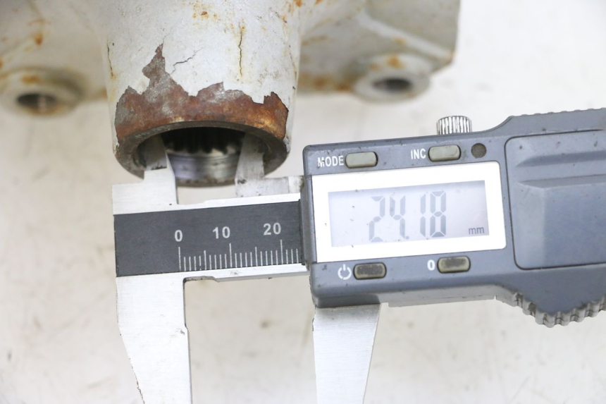 photo de REAR WHEEL HUB HYTRACK S 150 (2003 - 2011) - Component detail