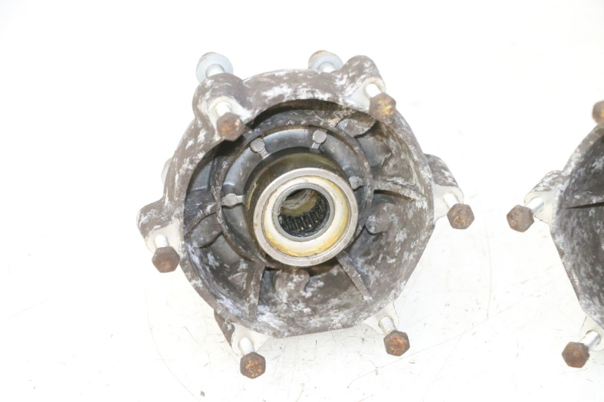 photo de FRONT WHEEL HUB PIAGGIO MP3 RL 250 (2006 - 2010) - Fixing points details