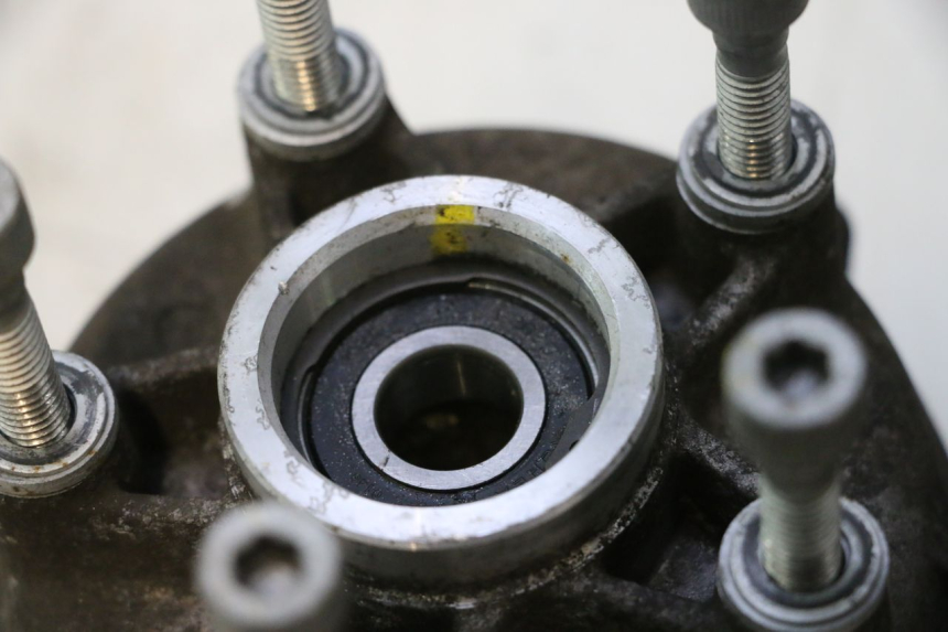 photo de FRONT WHEEL HUB PIAGGIO MP3 500 (2011 - 2015) - Alternative perspective