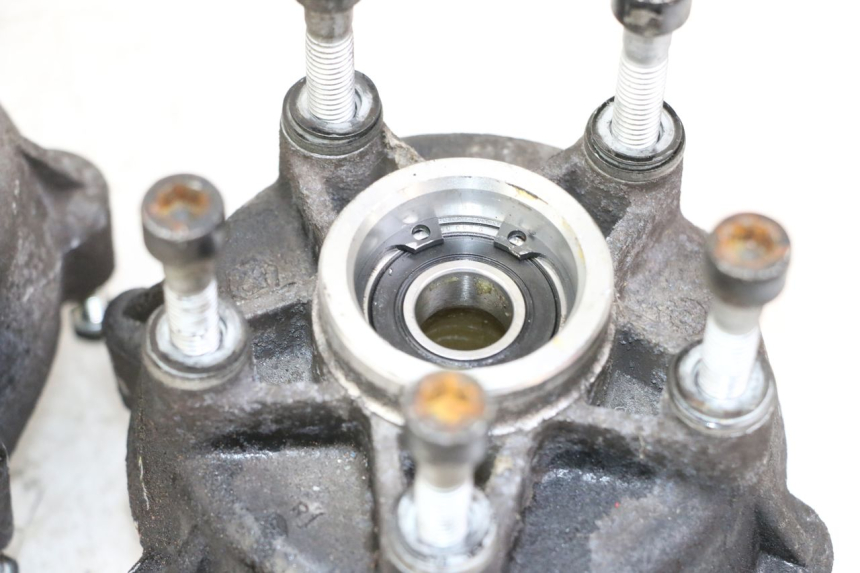 photo de FRONT WHEEL HUB PIAGGIO MP3 LT 400 (2007 - 2012) - Fixing points details