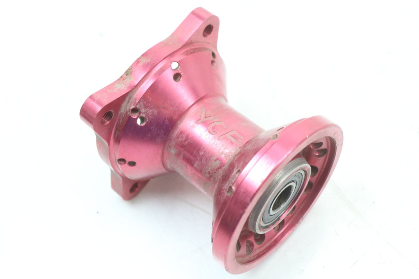 photo de FRONT WHEEL HUB YCF PIT BIKE 125 (2010 - 2018) - Technical close-up