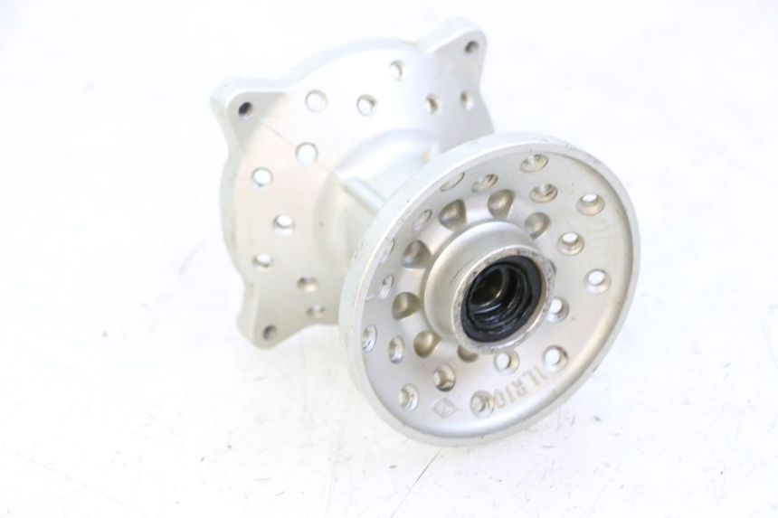 photo de FRONT WHEEL HUB YAMAHA TTR 125 (2000 - 2020) - Alternative perspective