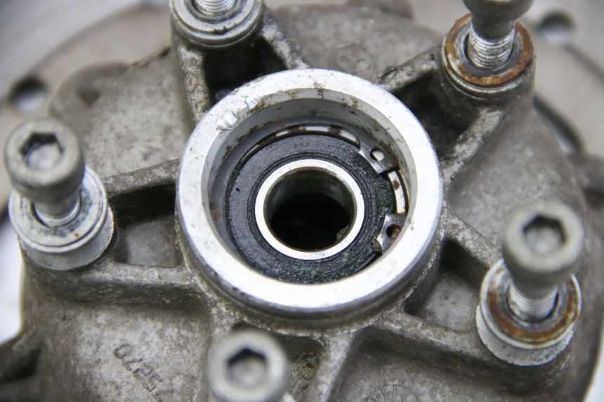 photo de FRONT WHEEL HUB PIAGGIO VESPA GRANTURISMO 125 (2003 - 2007) - Component detail