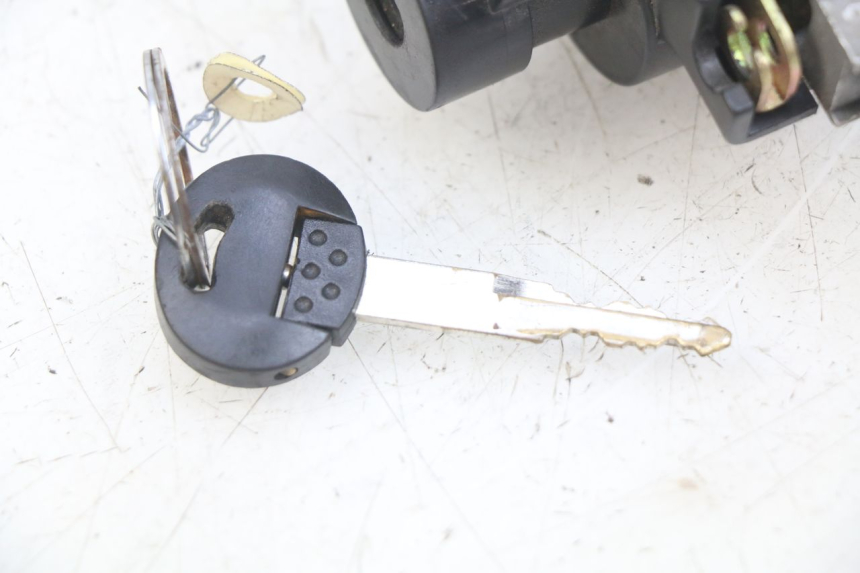 photo de IGNITION SWITCH PEUGEOT KISBEE 2T 50 (2010 - 2017) - Fixing points details