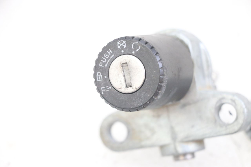 photo de IGNITION SWITCH DERBI SENDA SM X-TREME 50 (2006 - 2010) - Fixing points details