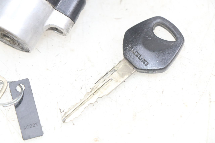 photo de IGNITION SWITCH SUZUKI SV N 650 (1999 - 2002) - Surface and material condition