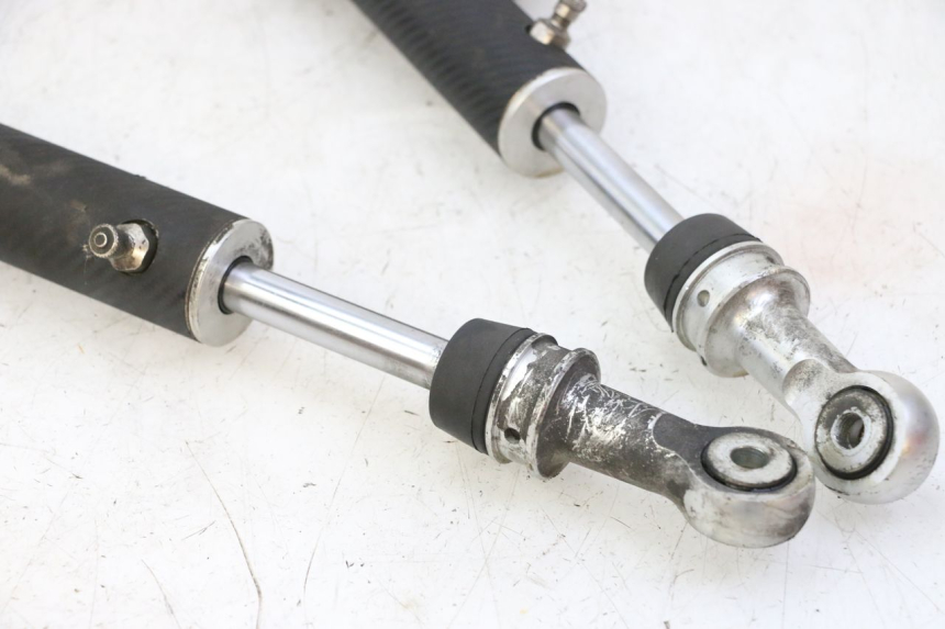 photo de REAR SHOCK ABSORBER PAIR QUADRO 4 4D 350 (2015 - 2018) - High-resolution close-up