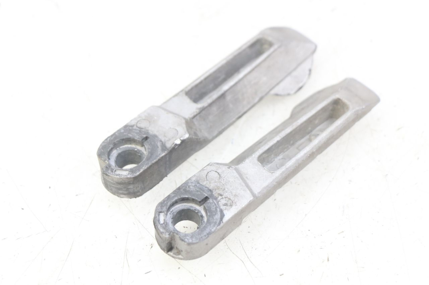 photo de PAIR OF REAR FOOTRESTS KYMCO AGILITY 16+ 4T 50 (2018 - 2023) - Zoom on usage condition