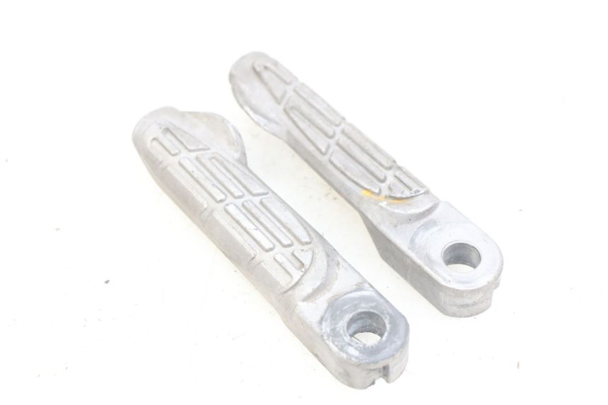 photo de PAIR OF REAR FOOTRESTS KYMCO AGILITY 16+ 4T 50 (2018 - 2023) - Technical close-up