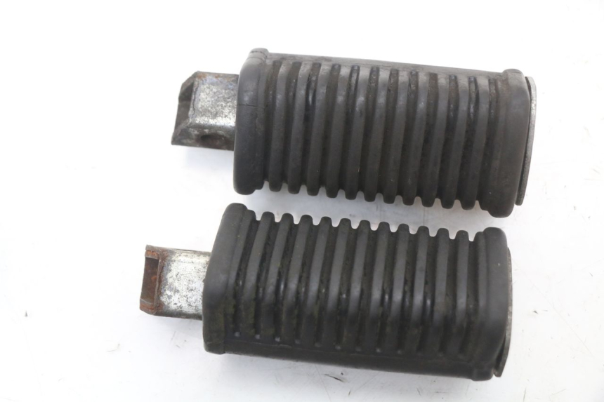 photo de PAIR REAR FOOTRESTS HYOSUNG GV AQUILA 125 (2000 - 2009) - Zoom on usage condition