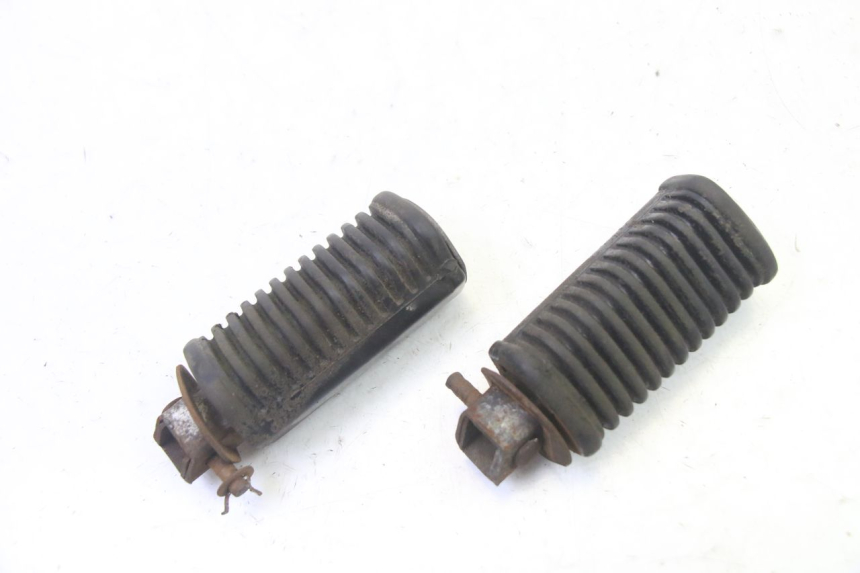 photo de PAIR REAR FOOTRESTS HYOSUNG GV AQUILA 125 (2000 - 2009) - Zoom on usage condition