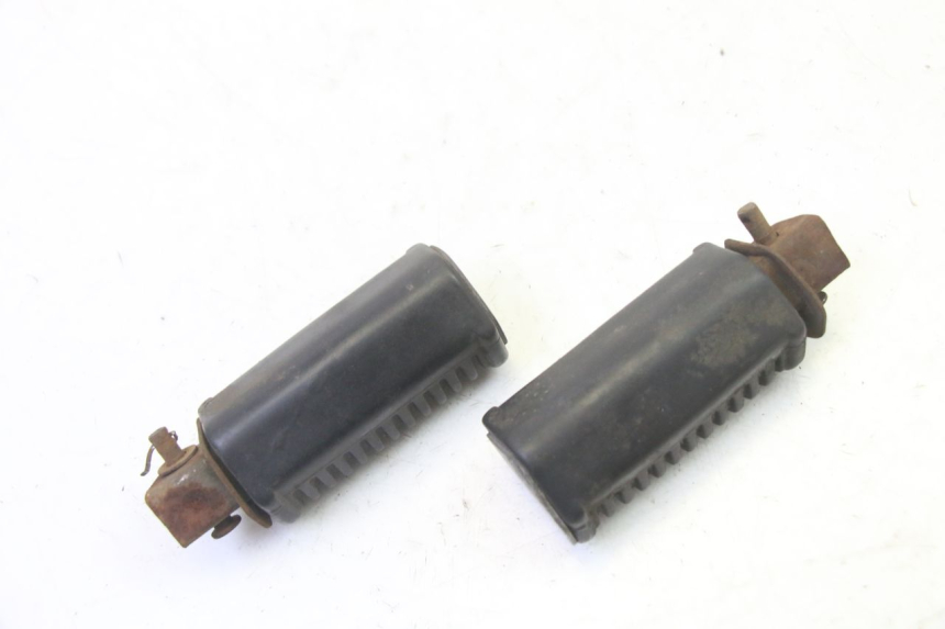 photo de PAIR REAR FOOTRESTS HYOSUNG GV AQUILA 125 (2000 - 2009) - Alternative perspective