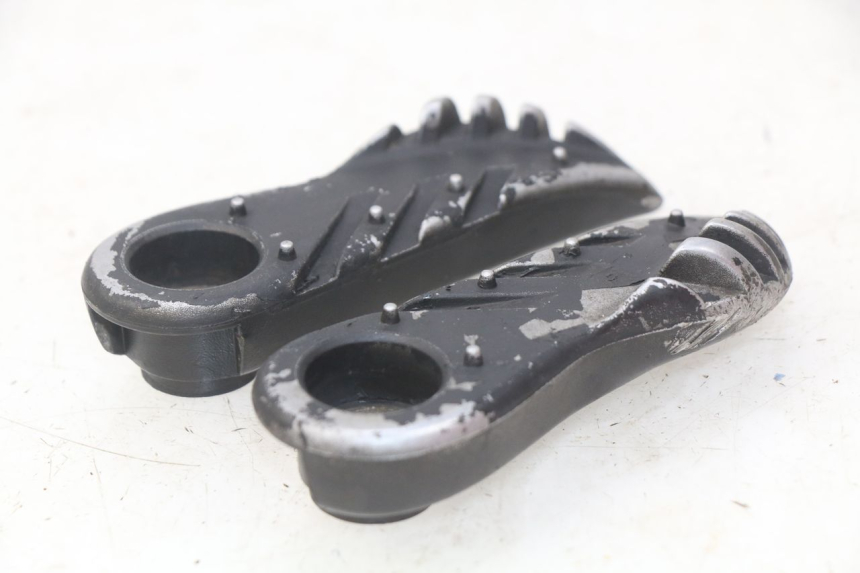 photo de PAIR OF REAR FOOTRESTS MBK BOOSTER SPIRIT NAKED 50 (2004 - 2017) - Technical close-up