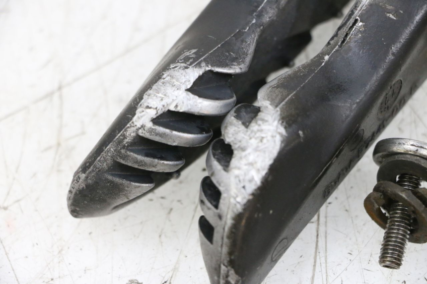 photo de PAIR OF REAR FOOTRESTS MBK BOOSTER SPIRIT NAKED 50 (2004 - 2017) - Zoom on usage condition