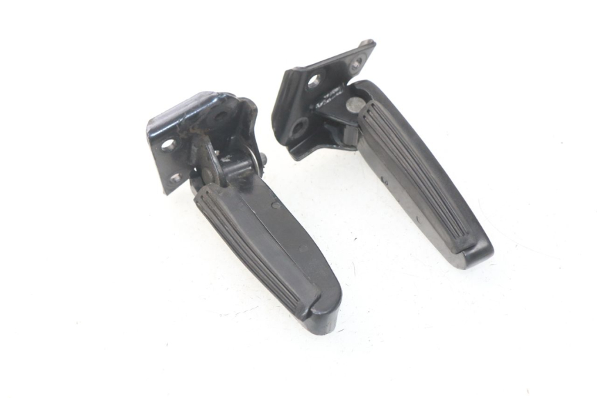 photo de PAIR REAR FOOTRESTS PIAGGIO CARNABY 125 (2007 - 2011) - Zoom on usage condition