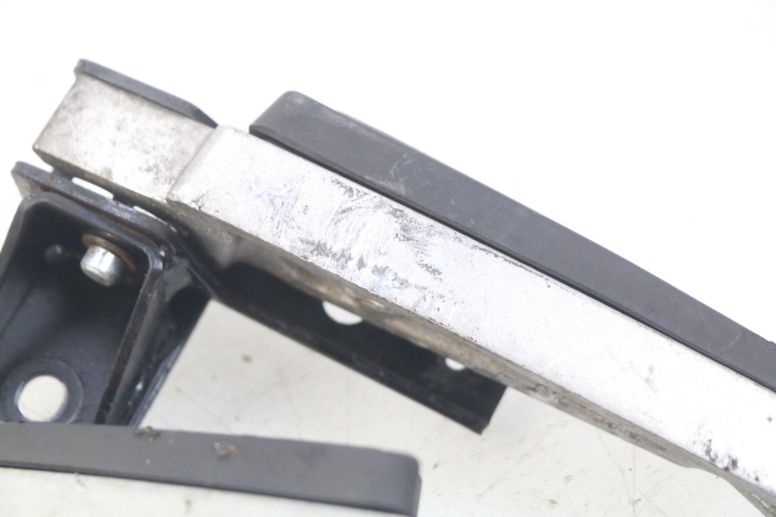 photo de PAIR OF REAR FOOTRESTS PEUGEOT CITYSTAR 125 (2011 - 2017) - Zoom on usage condition