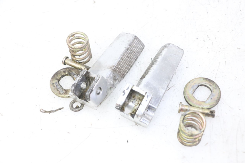 photo de PAIR REAR FOOTRESTS DAELIM BESBI 125 (2007 - 2008) - Zoom on usage condition