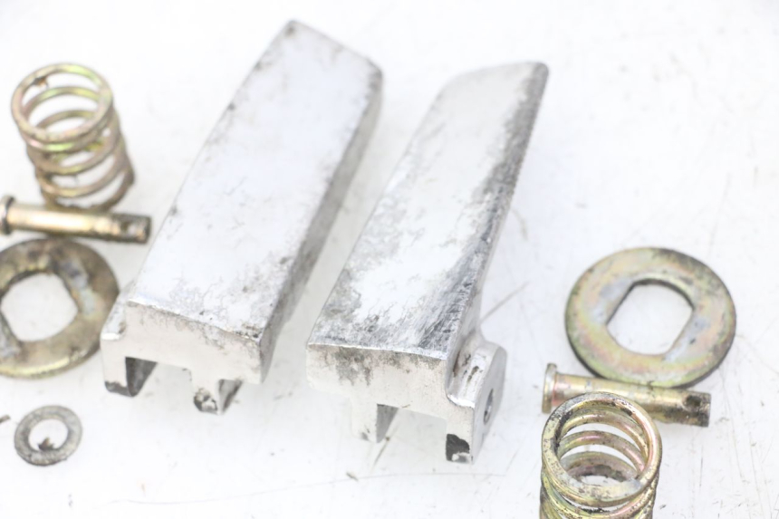 photo de PAIR REAR FOOTRESTS DAELIM BESBI 125 (2007 - 2008) - Alternative perspective