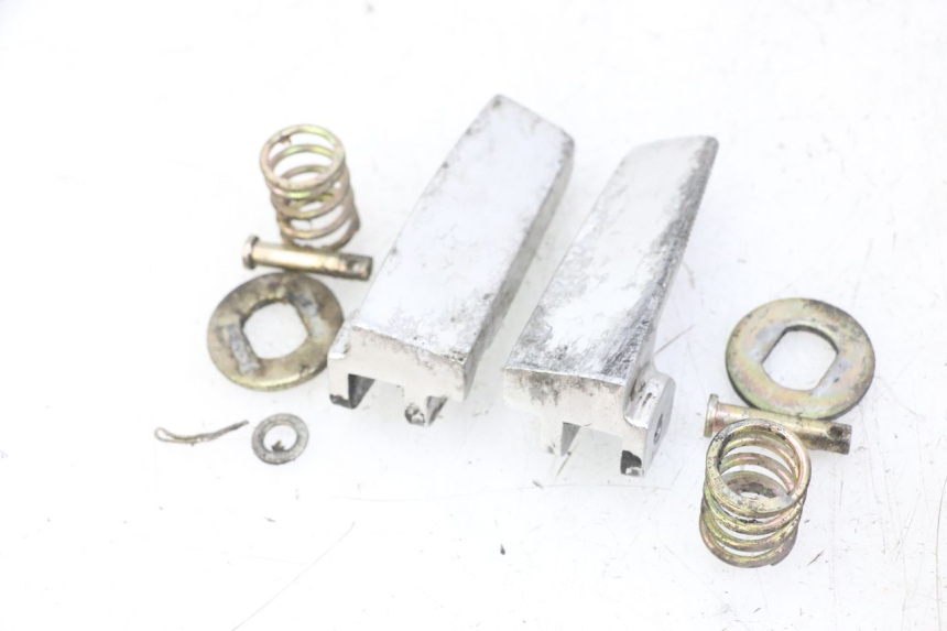 photo de PAIR REAR FOOTRESTS DAELIM BESBI 125 (2007 - 2008) - Technical close-up