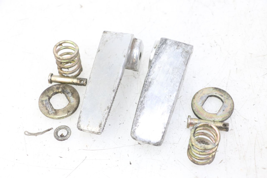 photo de PAIR REAR FOOTRESTS DAELIM BESBI 125 (2007 - 2008) - Fixing points details