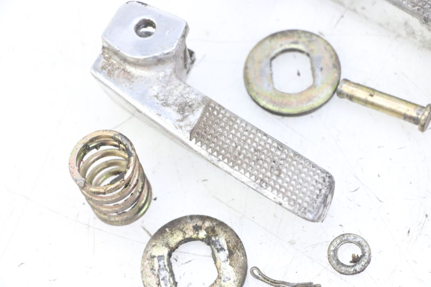 photo de PAIR REAR FOOTRESTS DAELIM BESBI 125 (2007 - 2008) - Surface and material condition