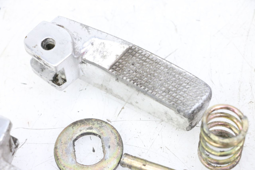 photo de PAIR REAR FOOTRESTS DAELIM BESBI 125 (2007 - 2008) - Checked used part