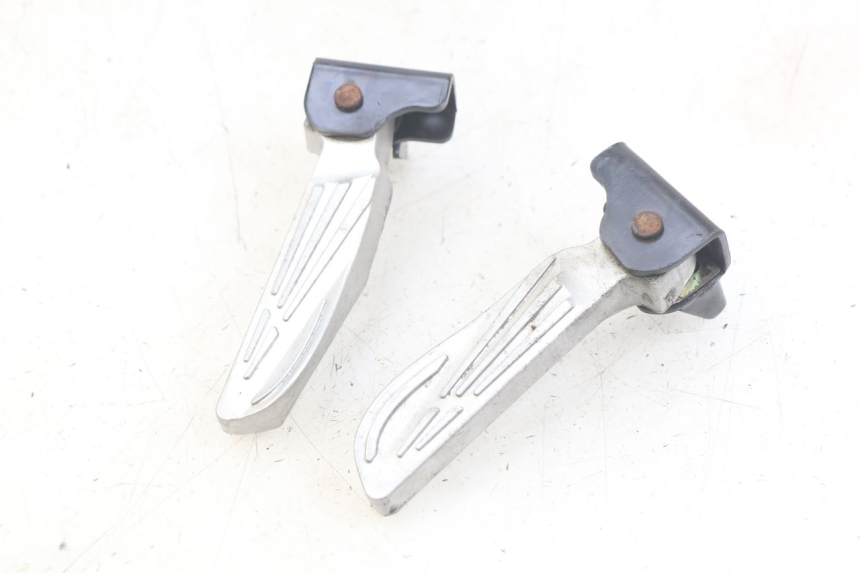 photo de PAIR OF REAR FOOTRESTS SYM FIDDLE 3 III 125 (2014 - 2020) - Component detail
