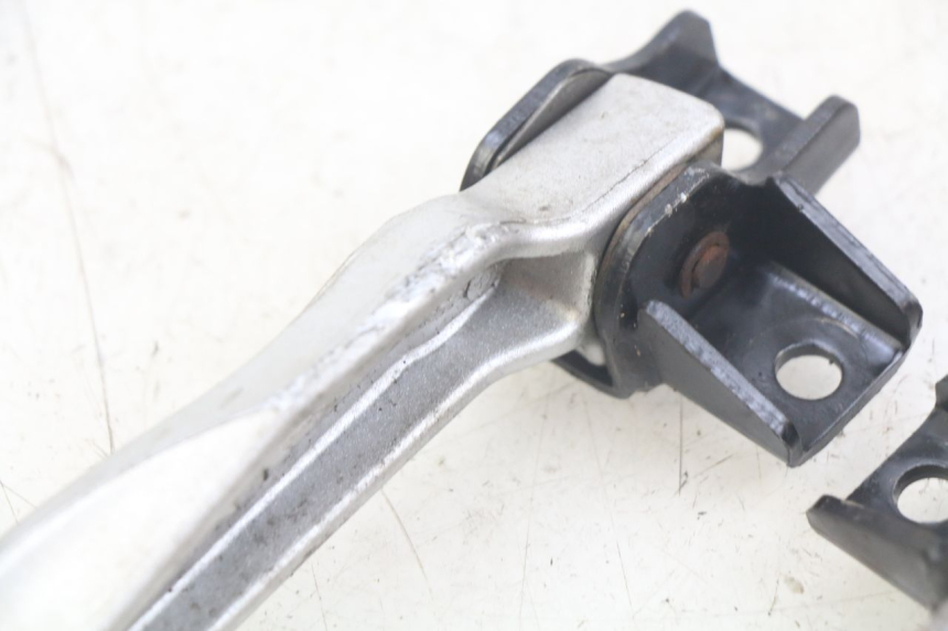 photo de PAIR OF REAR FOOTRESTS SYM FIDDLE 3 III 125 (2014 - 2020) - Zoom on usage condition