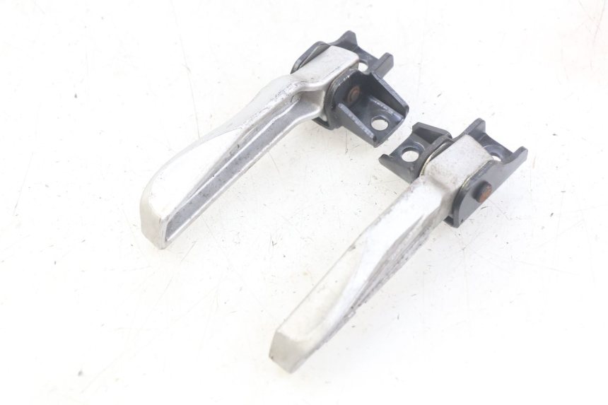 photo de PAIR OF REAR FOOTRESTS SYM FIDDLE 3 III 125 (2014 - 2020) - Alternative perspective