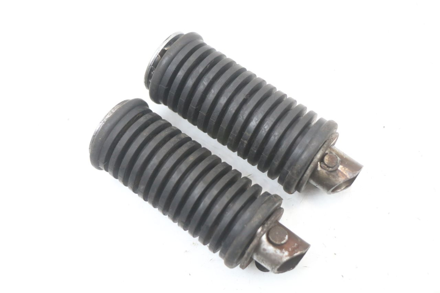 photo de PAIR REAR FOOTRESTS SUZUKI GZ MARAUDER 125 (1998 - 2004) - Zoom on usage condition