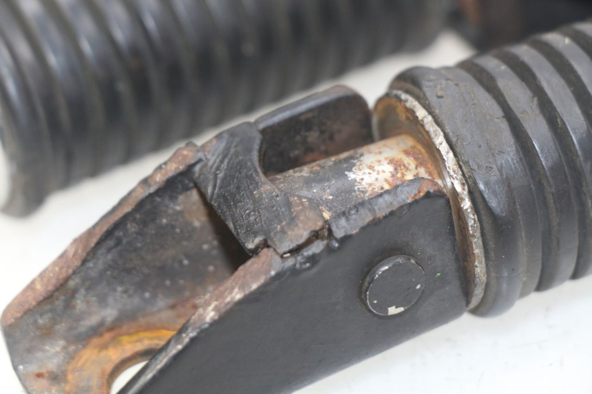 photo de PAIR OF REAR FOOTRESTS KEEWAY HURRICANE 50 (2006 - 2019) - Zoom on usage condition