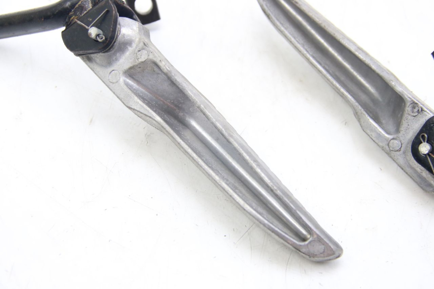 photo de PAIR OF REAR FOOTRESTS REVATTO IMPERATOR 125 (2007 - 2015) - Zoom on usage condition