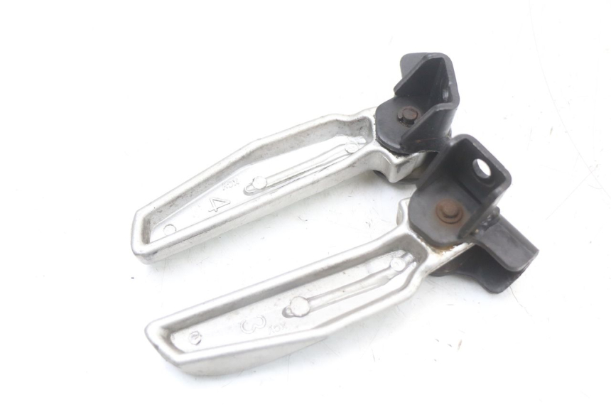 photo de PAIR OF REAR FOOTRESTS SYM JET 14 4T 50 (2018 - 2022) - Zoom on usage condition