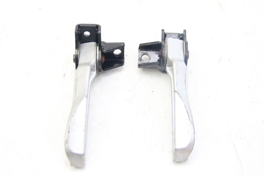 photo de PAIR OF REAR FOOTRESTS SYM JET 4 4T 50 (2018 - 2021) - Zoom on usage condition