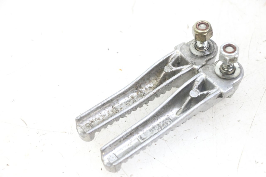 photo de PAIR REAR FOOTRESTS PEUGEOT JET FORCE CARBU 50 (2003 - 2016) - Zoom on usage condition