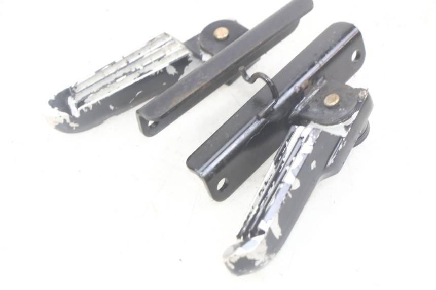 photo de PAIR OF REAR FOOTRESTS SYM JET SPORT XR 50 (2006 - 2015) - Zoom on usage condition