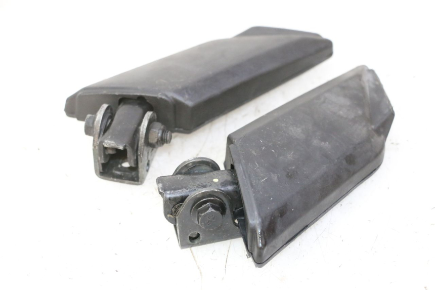 photo de PAIR OF REAR FOOTRESTS PEUGEOT KISBEE 2T 50 (2010 - 2017) - Zoom on usage condition