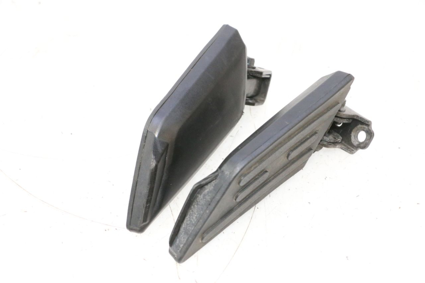 photo de PAIR OF REAR FOOTRESTS PEUGEOT KISBEE 2T 50 (2010 - 2017) - Zoom on usage condition