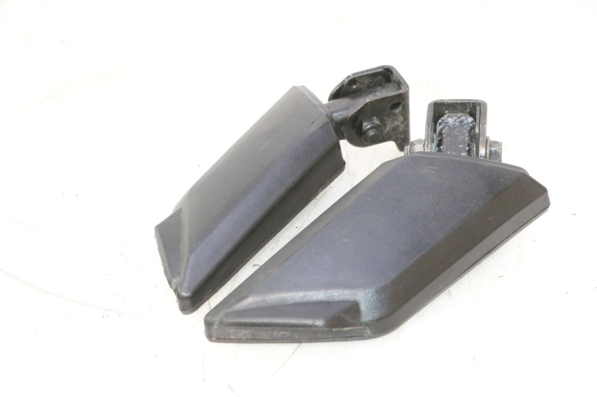 photo de PAIR OF REAR FOOTRESTS PEUGEOT KISBEE 2T 50 (2010 - 2017) - Alternative perspective