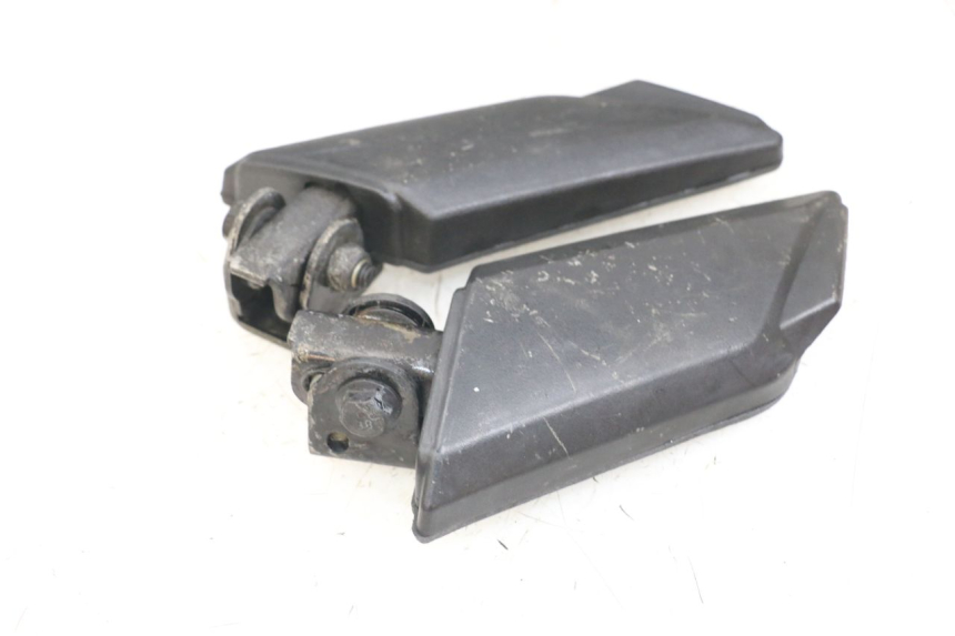 photo de PAIR OF REAR FOOTRESTS PEUGEOT KISBEE 4T 50 (2010 - 2017) - Zoom on usage condition