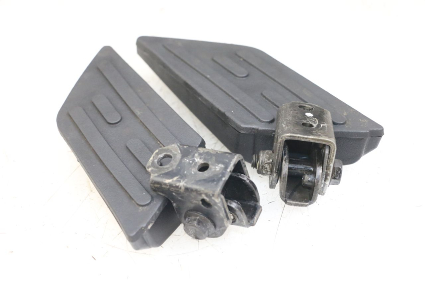 photo de PAIR OF REAR FOOTRESTS PEUGEOT KISBEE 4T 50 (2010 - 2017) - Technical close-up