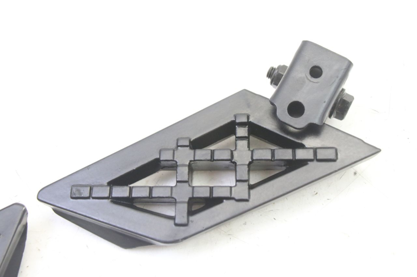 photo de PAIR OF REAR FOOTRESTS PEUGEOT KISBEE 4T 50 (2018 - 2022) - Zoom on usage condition